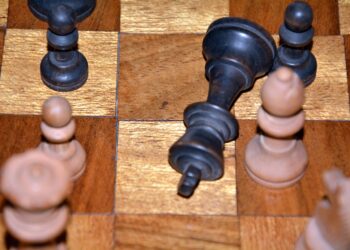 Schachspiel mit gestürztem König in schwarz