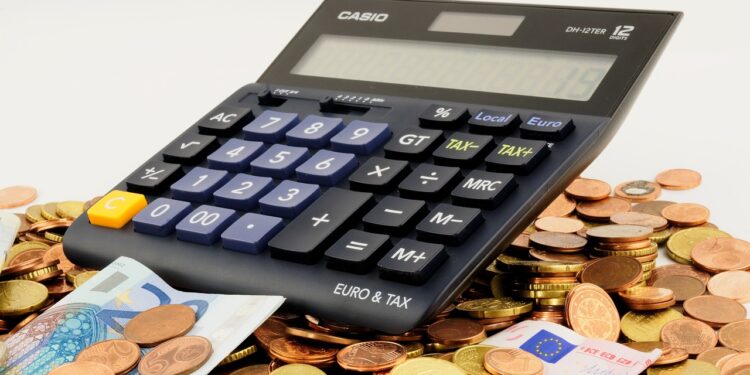 Taschenrechner auf Geldmünzen und Euro-Scheinen