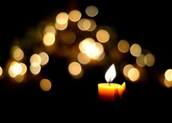 Kerze, Reflektionen von kleinen Flammen