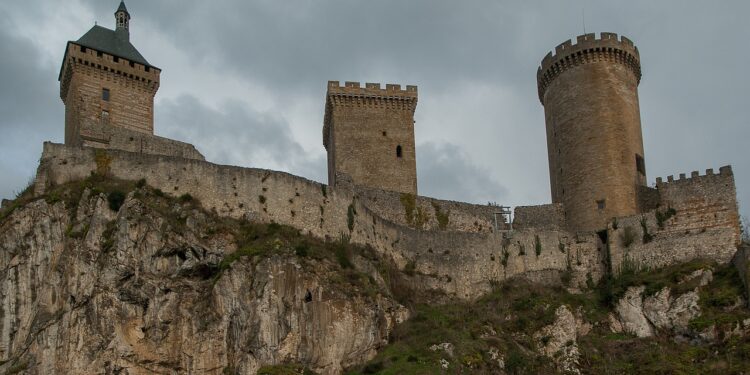 Mittelalterliche Festung mit Mauern und Türmen