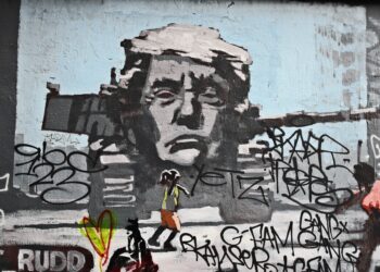 Gesicht von Trump als Turm eines Panzers, Grafitti