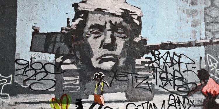 Gesicht von Trump als Turm eines Panzers, Grafitti