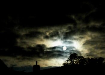 Düsteres Bild mit Vollmond und dunklen Wolken