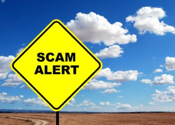 Nachgeahmtes Straßenschild mit der Aufschrift "Scam Alert"