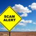 Nachgeahmtes Straßenschild mit der Aufschrift "Scam Alert"