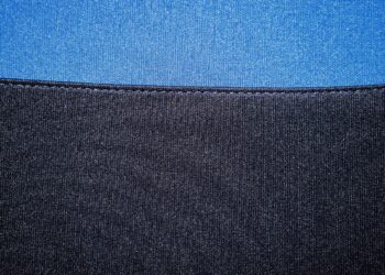 schwarz-blauer Stoff zusammengenäht