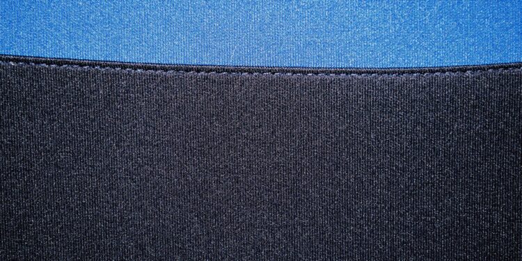 schwarz-blauer Stoff zusammengenäht