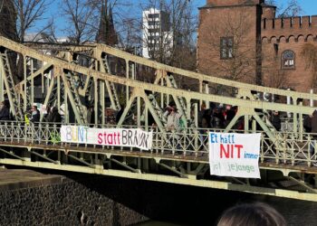 Brücke mit Banner "Bunt statt braun" und weiteren kölschen Spruch