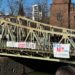 Brücke mit Banner "Bunt statt braun" und weiteren kölschen Spruch