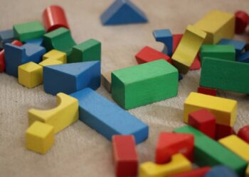 Umgestürzte bunte Bauklötze