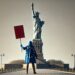 Person mit EU-Flagge zeigt der Freiheitsstatue eine große rote Karte, AI generiert