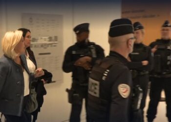 Marine Le Pen beim Verlassen des Gerichts nach dem Schuldspruch vom 31.3.2025