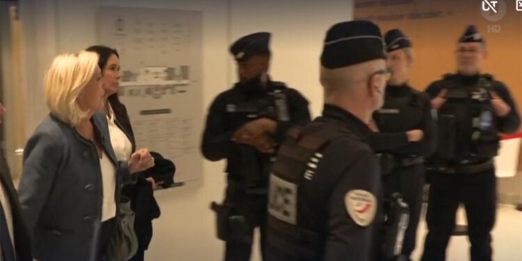Marine Le Pen beim Verlassen des Gerichts nach dem Schuldspruch vom 31.3.2025
