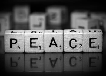 Scrabble-Würfel bilden das Wort "Peace"
