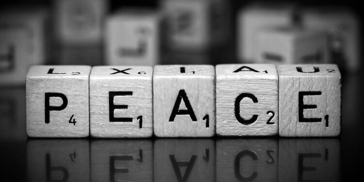 Scrabble-Würfel bilden das Wort "Peace"