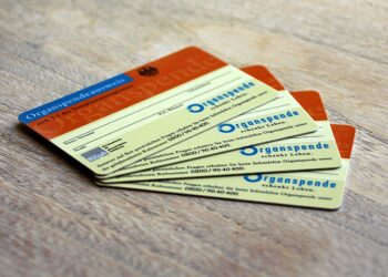 Organspendeausweise liegen auf einem Tisch