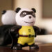Spielzeug-Superheld (Panda ähnlich) mit gelben Anzug