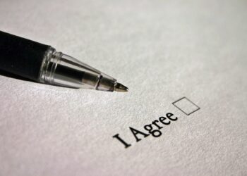 Blatt Papier mit Füller und Ankreuzkästchen "I Agree".