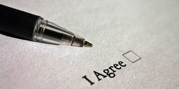 Blatt Papier mit Füller und Ankreuzkästchen "I Agree".