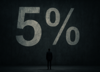 Dunkle Mauer mit Aufschrift 5%. Davor kaum sichtbar ein Mensch, AI generiert