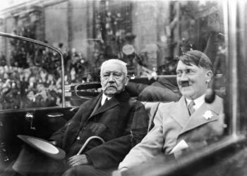 Hindenburg und Hitler im offenen Wagen, 1. Mai 1933