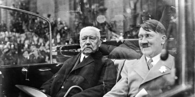 Hindenburg und Hitler im offenen Wagen, 1. Mai 1933