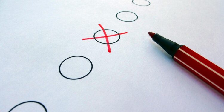 Ein rotes Kreuz uf einem Blatt mit 5 sichtbaren Ankreuzmöglichkeiten