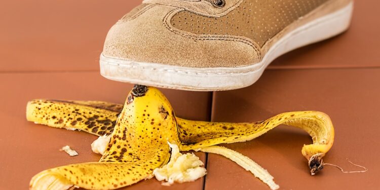 Schuh über Bananenschale, Symbolbild für "Ausrutschgefahr"