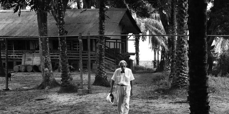 Albert Schweitzer 1964 in Lambarene