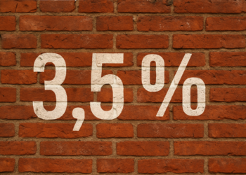 Auf einer roten Backsteinmauer steht 3,5%