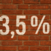 Auf einer roten Backsteinmauer steht 3,5%