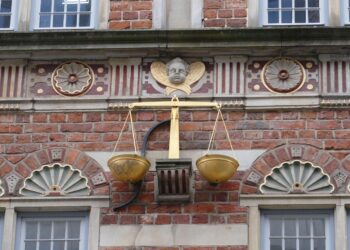 Schalen-Waage als architektonisches Element an einer Hauswand in Bremen