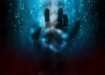 Symbolbild Angst: Schemenhafte Hand hinter Glas.