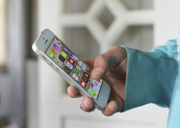 Smartphone in der Hand einer sehr jungen Person