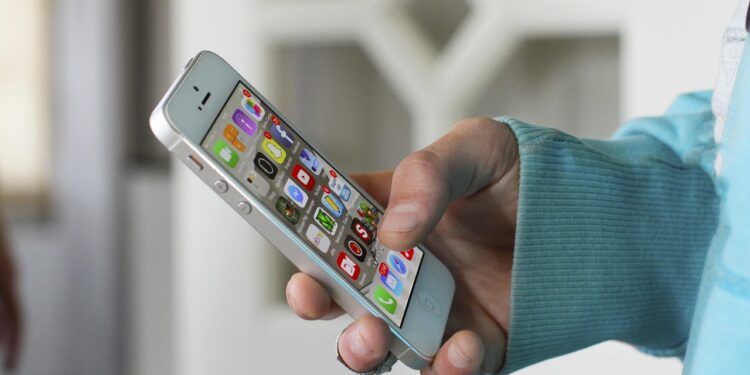 Smartphone in der Hand einer sehr jungen Person