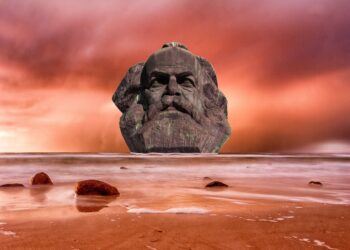 Büste bzw. Kopf von Karl Marx in dystopischer Landschaft mit rotem Himmel im Hintergrund