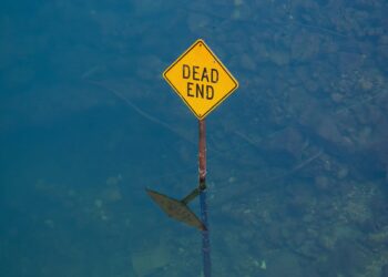 Schild "Dead End" im Wasser