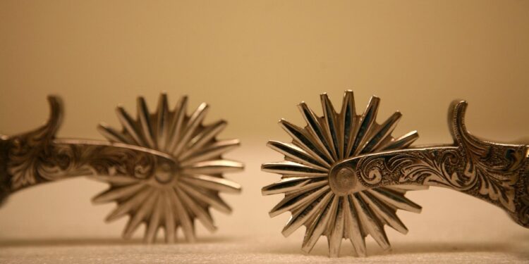 Zwei Sporen vor braunem Hintergrund