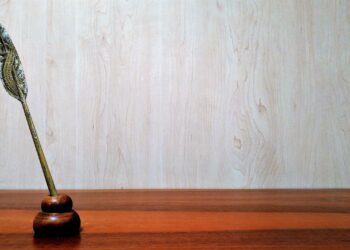 Schreibfeder in einem Halter auf einer Tischplatte