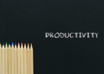 Tafel mit Aufschrift "Procuctivity" und aufrecht gestellten Buntstiften