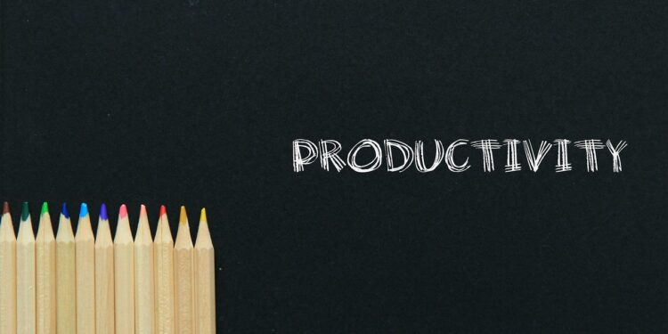 Tafel mit Aufschrift "Procuctivity" und aufrecht gestellten Buntstiften