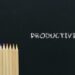 Tafel mit Aufschrift "Procuctivity" und aufrecht gestellten Buntstiften