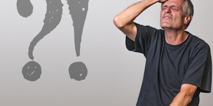 Mann schlägt sich Hand auf die Stirn, daneben stehen ein großes Ausrufezeichen und ein Fragezeichen, Symbolbild für Fehler oder Zweifel