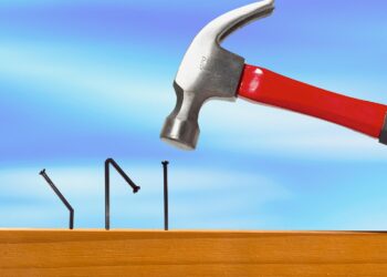 Hammer und 3 Nägel, von denen 2 krumm geschlagen wurden. Symbolbild für Fehleinschätzung