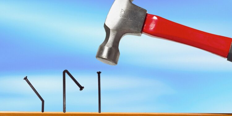 Hammer und 3 Nägel, von denen 2 krumm geschlagen wurden. Symbolbild für Fehleinschätzung