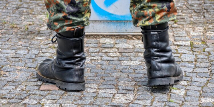 Füße/Stiefel eines Bundeswehrsoldaten