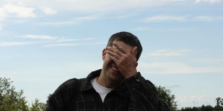 Mann schlägt sich Hand vor den Kopf