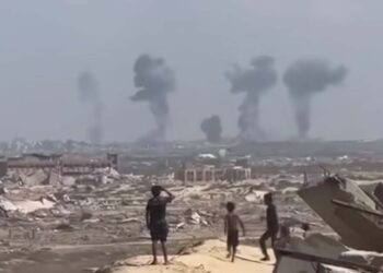 Explosionswolken schwerer e Bomben auf Gaza , im Vordergrund 3 Kinder. Screenshot Tik Tok