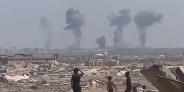 Explosionswolken schwerer e Bomben auf Gaza , im Vordergrund 3 Kinder. Screenshot Tik Tok