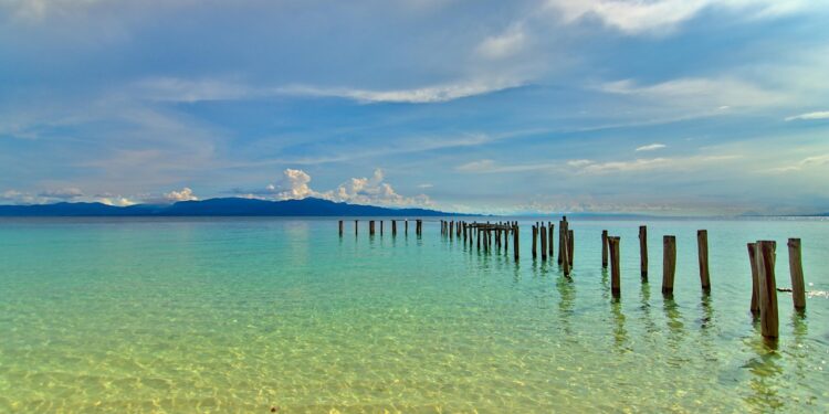 Strandansicht einer Insel des malaiischen Archipels